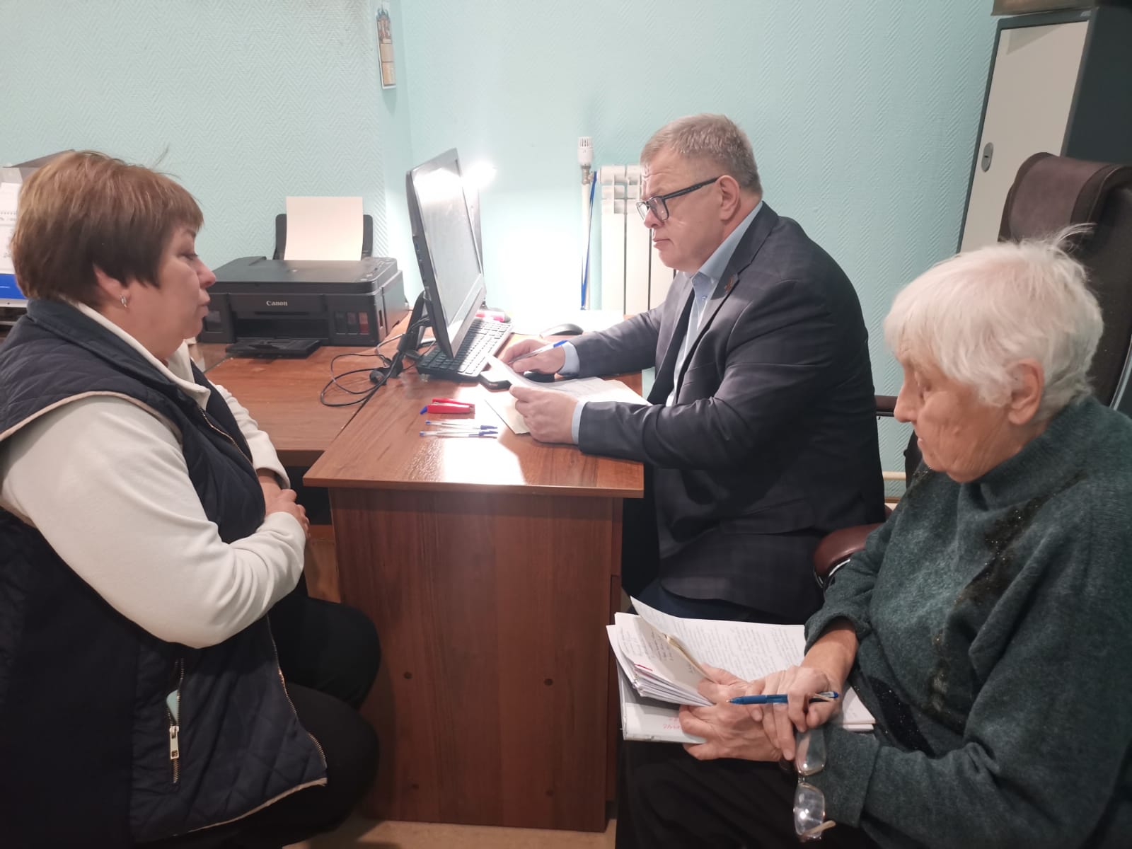 Руководитель фракции КПРФ Александр Наумов провёл приём граждан в Озёрах
