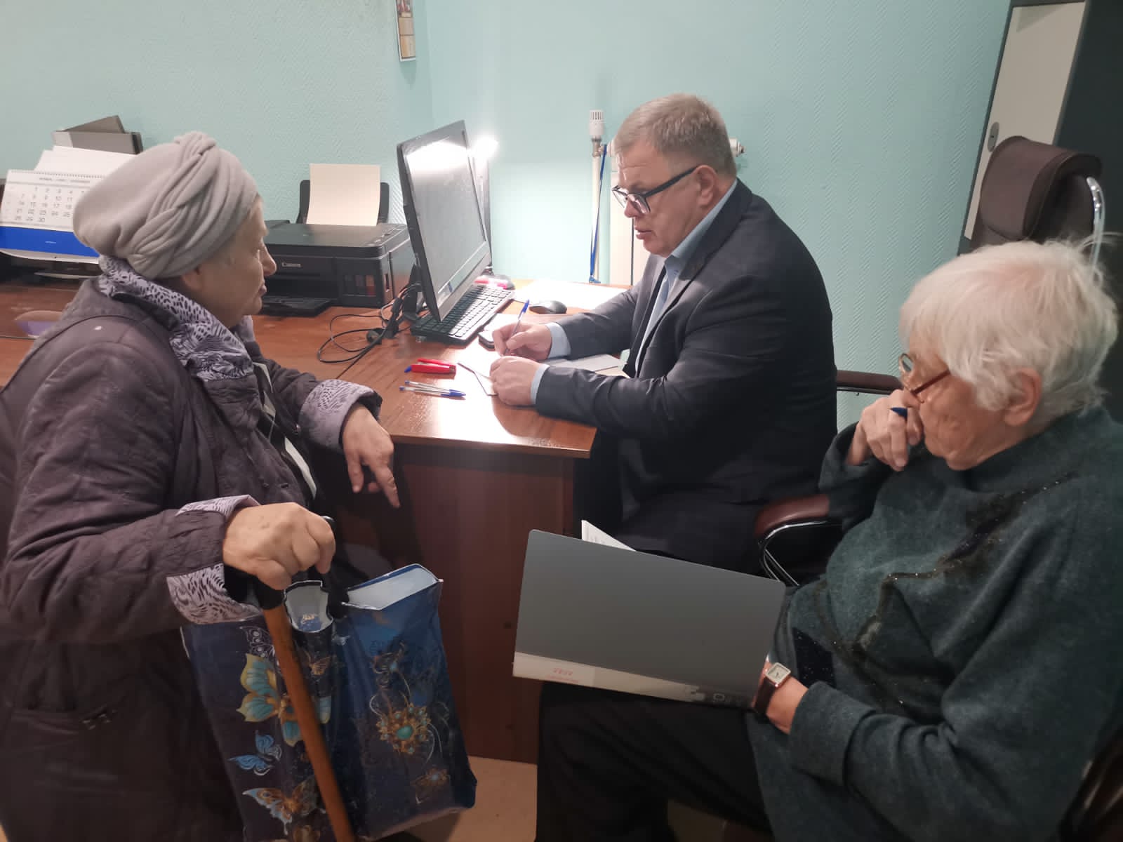 Руководитель фракции КПРФ Александр Наумов провёл приём граждан в Озёрах