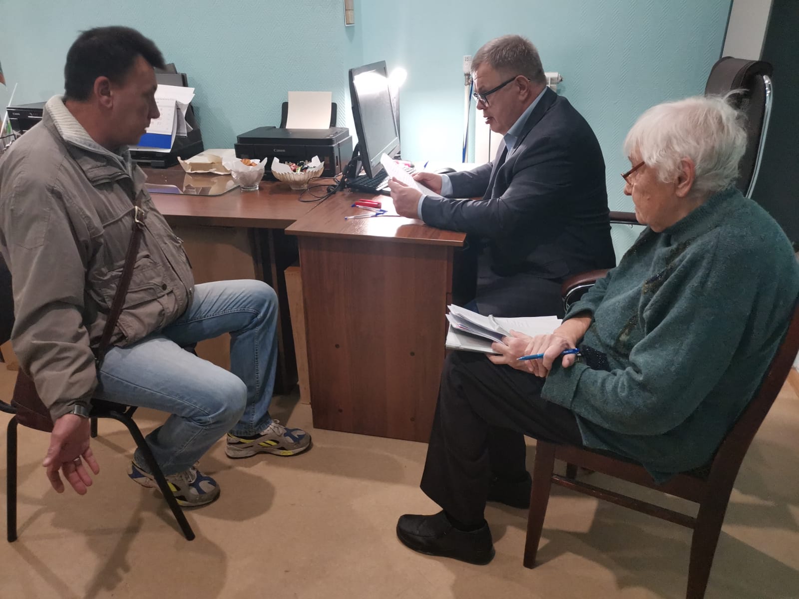 Руководитель фракции КПРФ Александр Наумов провёл приём граждан в Озёрах