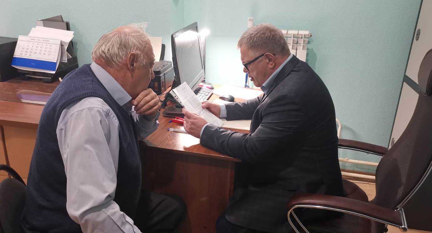 Руководитель фракции КПРФ Александр Наумов провёл приём граждан в Озёрах