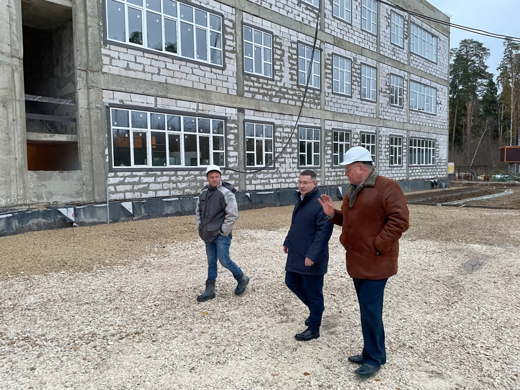 Депутат Мособлдумы Марк Черемисов проинспектировал два строящихся объекта в Богородском г.о.