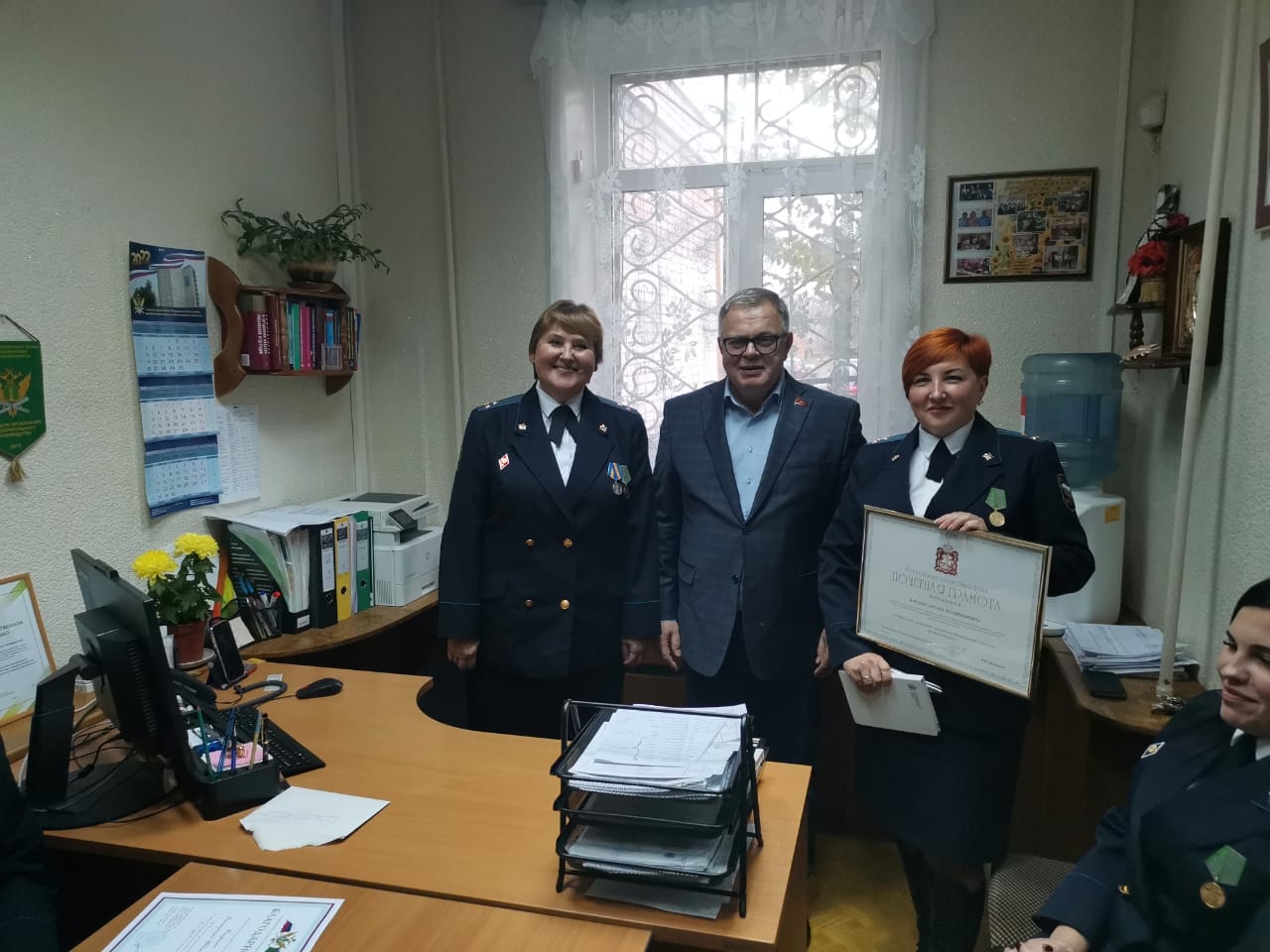 Руководитель фракции КПРФ Александр Наумов вручил награды Московской областной Думы судебным приставам в Озёрах