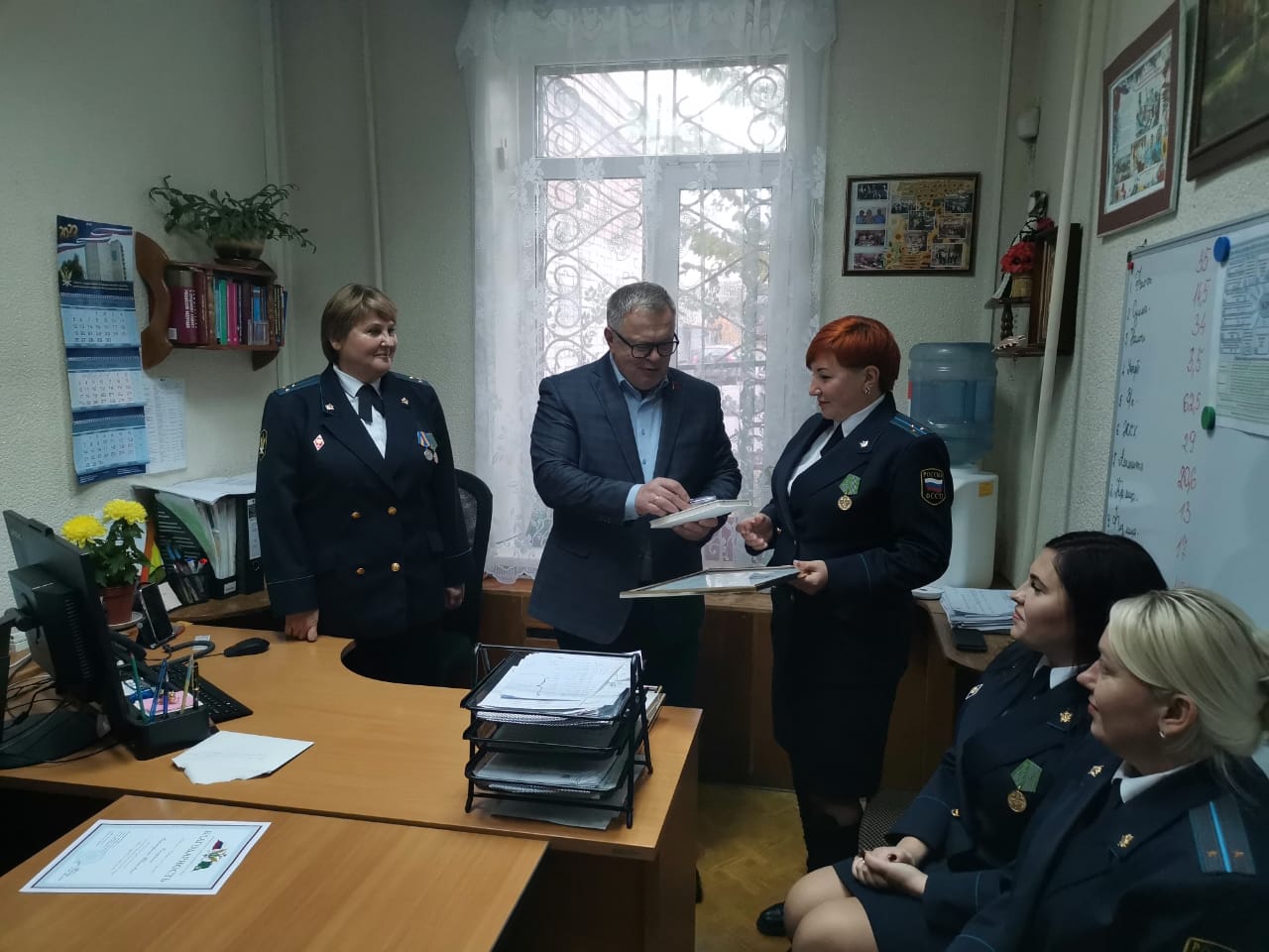 Руководитель фракции КПРФ Александр Наумов вручил награды Московской областной Думы судебным приставам в Озёрах