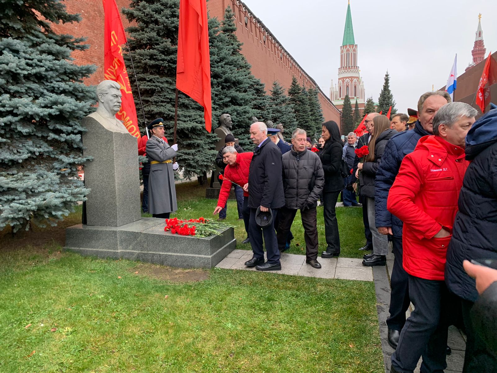«Великому Октябрю – статус государственного общенародного праздника! Победа будет за нами!»