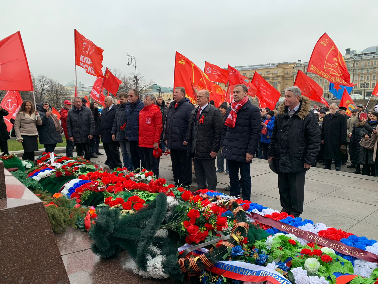 «Великому Октябрю – статус государственного общенародного праздника! Победа будет за нами!»