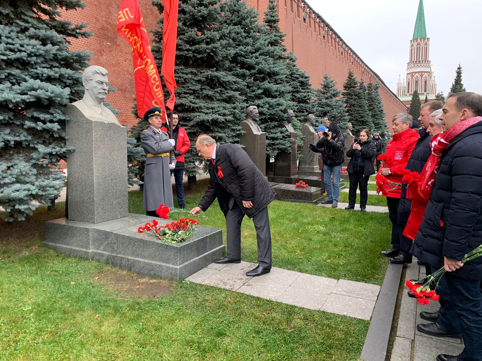 «Великому Октябрю – статус государственного общенародного праздника! Победа будет за нами!»