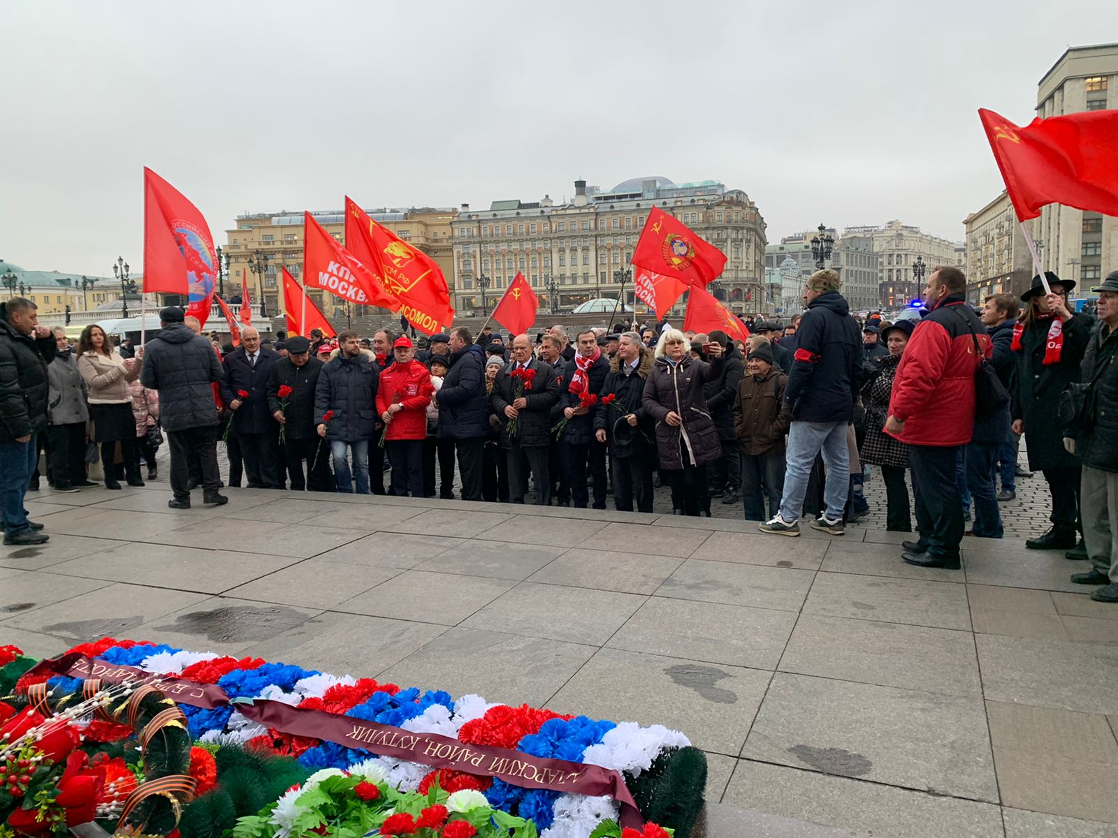 «Великому Октябрю – статус государственного общенародного праздника! Победа будет за нами!»