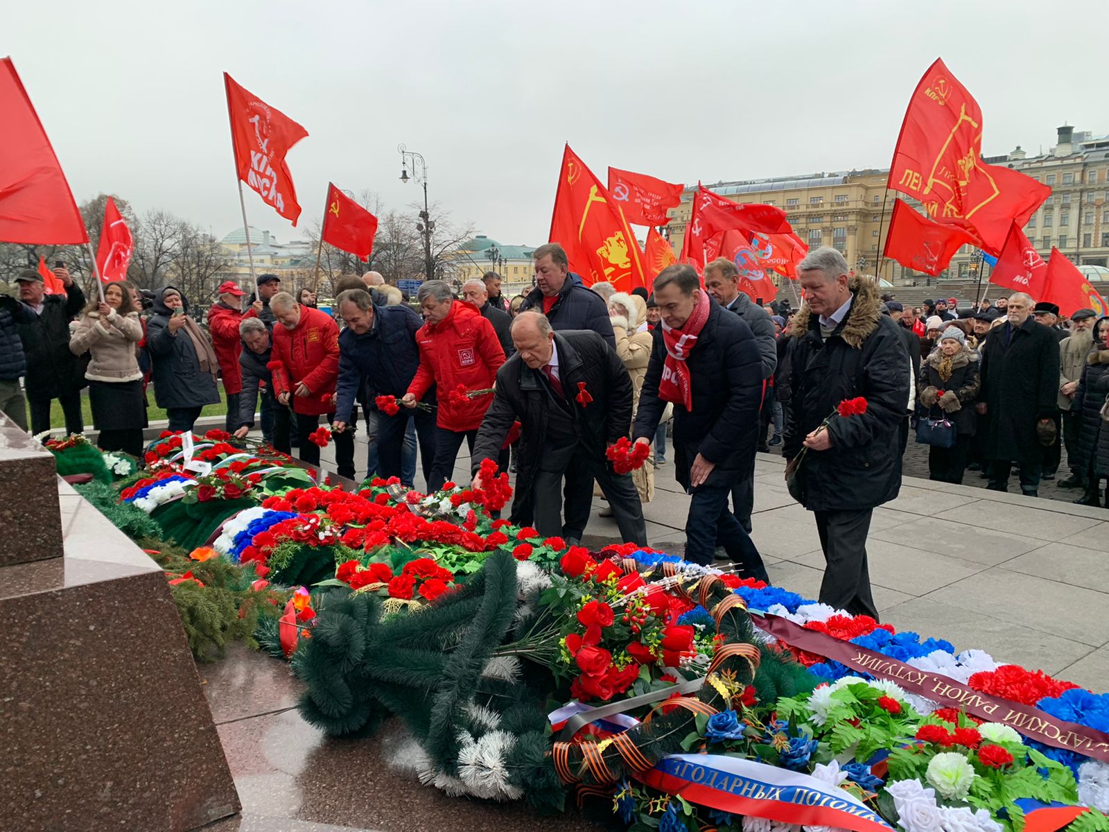 «Великому Октябрю – статус государственного общенародного праздника! Победа будет за нами!»