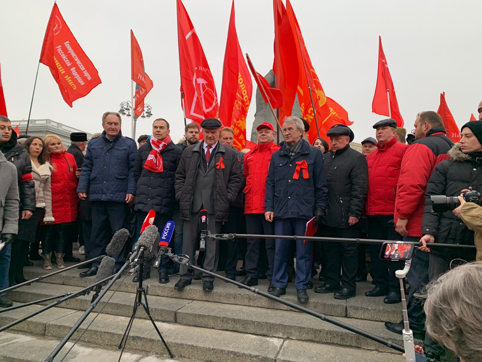 «Великому Октябрю – статус государственного общенародного праздника! Победа будет за нами!»