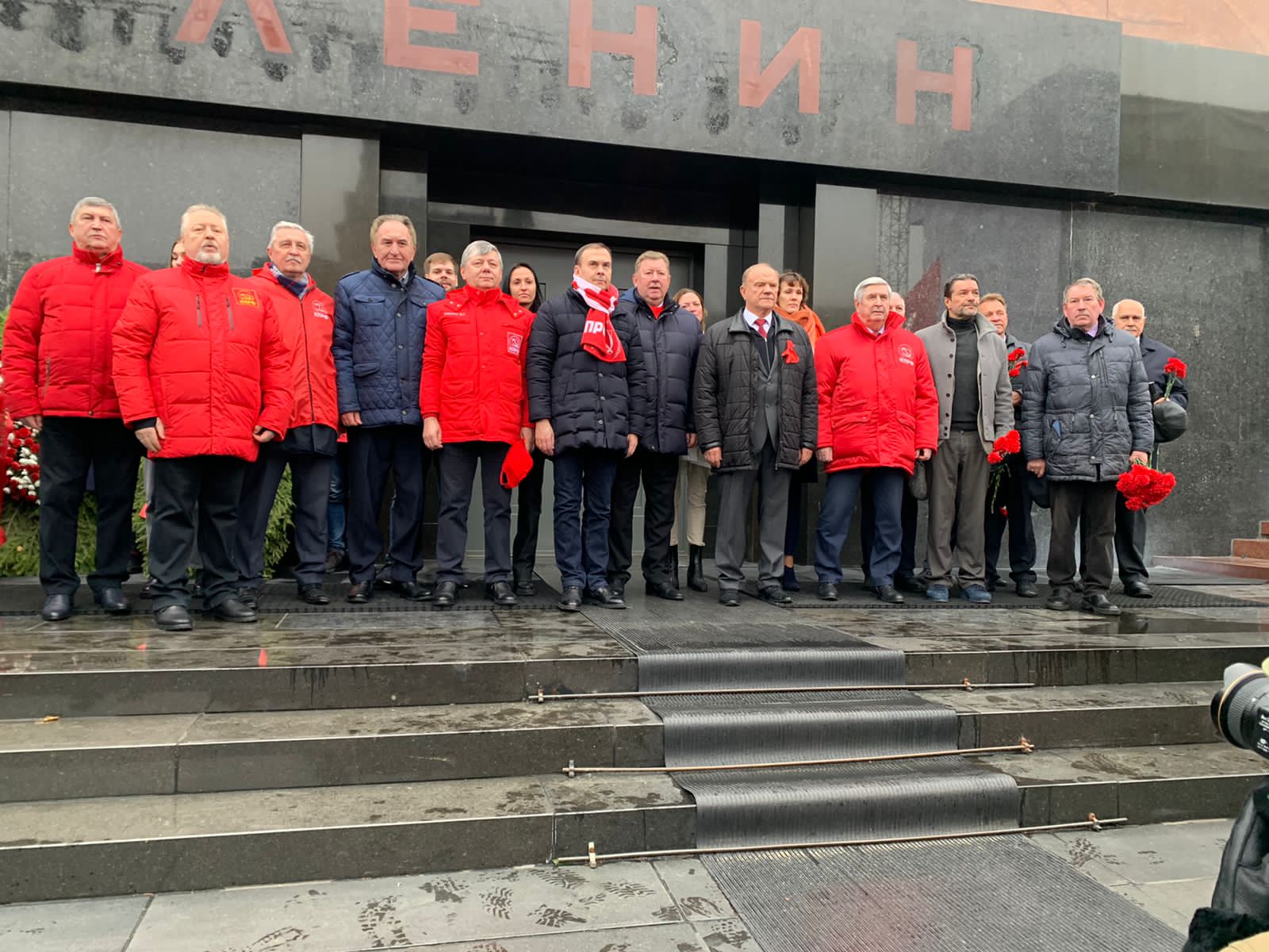 «Великому Октябрю – статус государственного общенародного праздника! Победа будет за нами!»