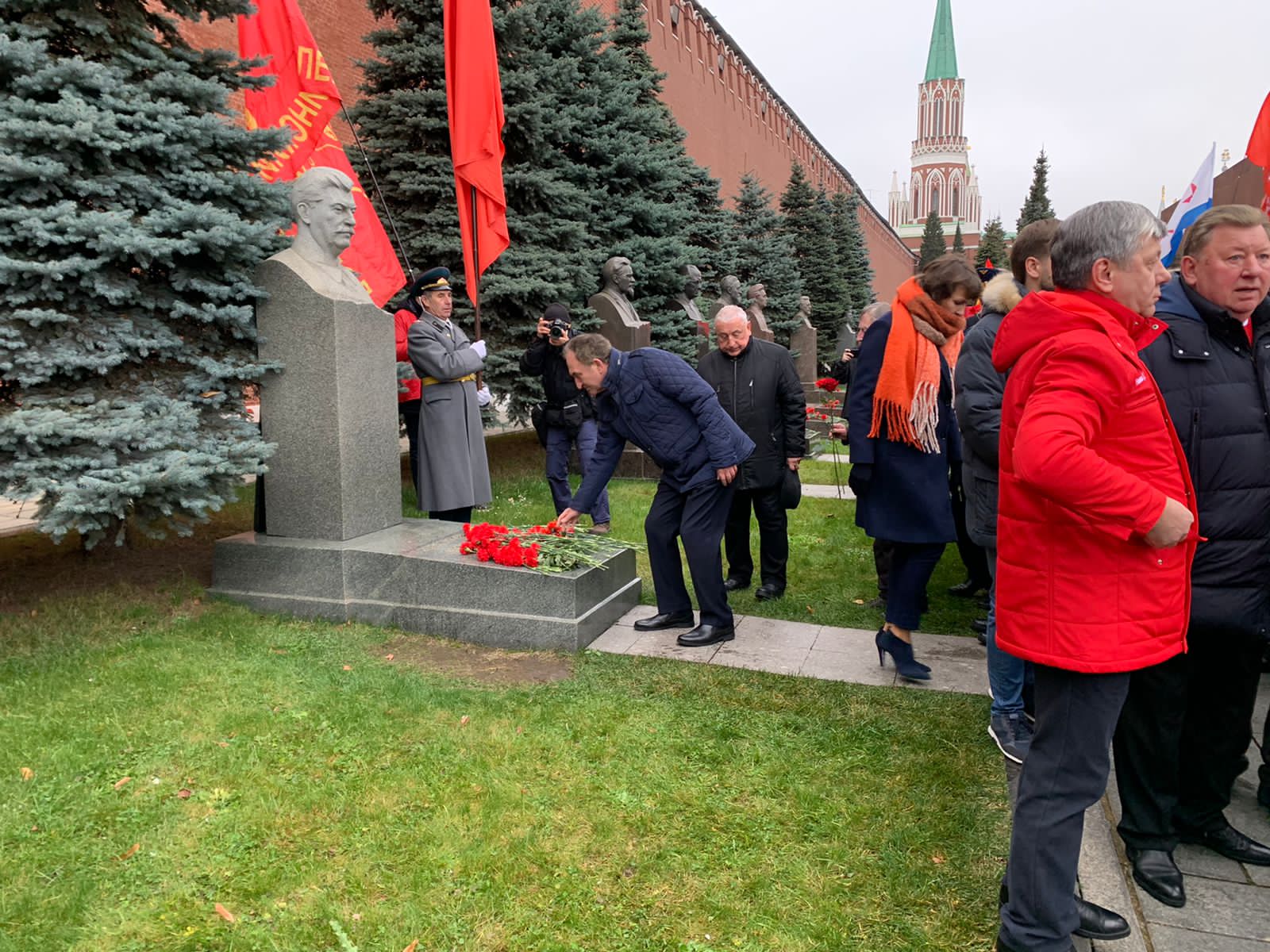 «Великому Октябрю – статус государственного общенародного праздника! Победа будет за нами!»