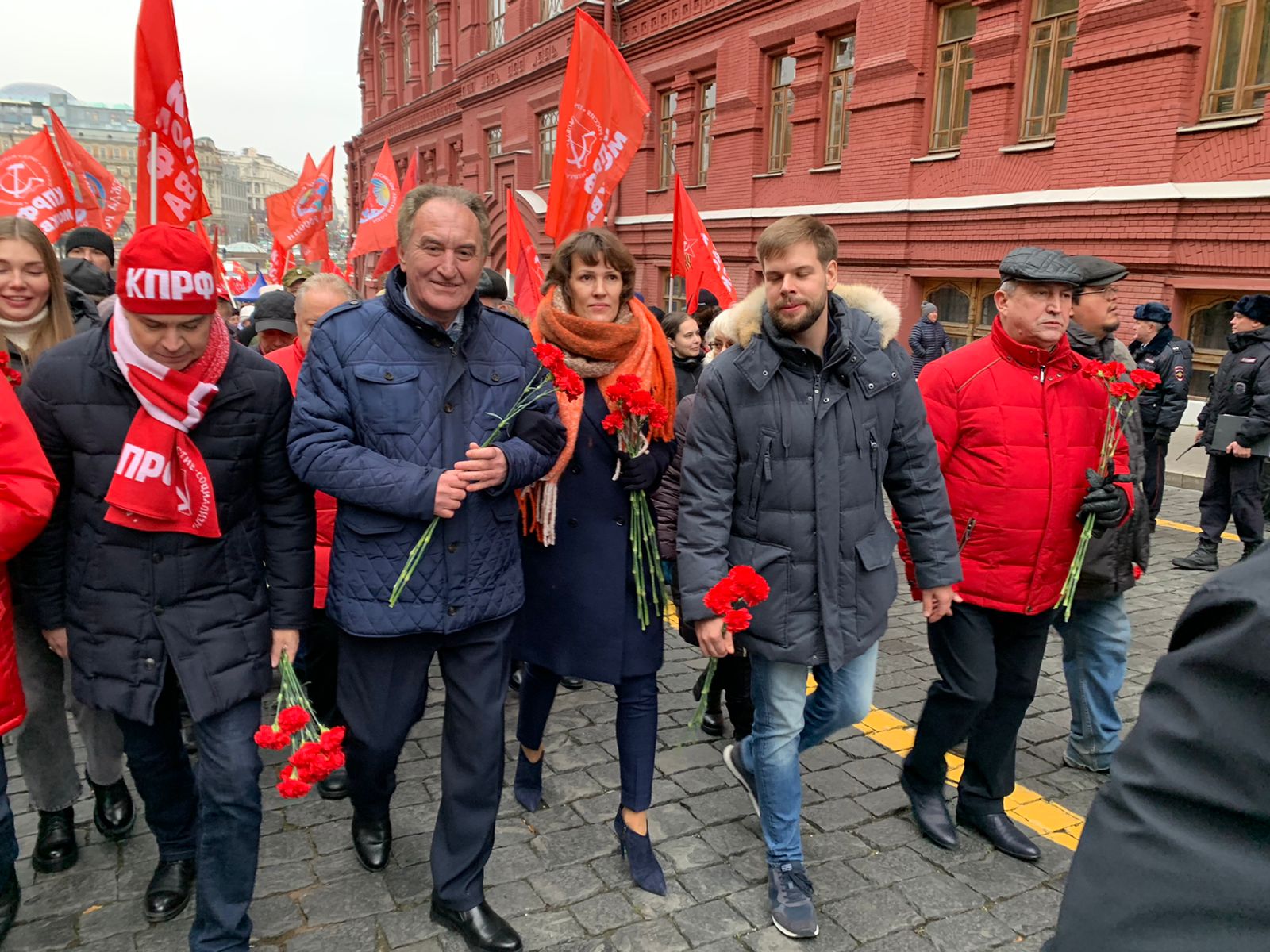 «Великому Октябрю – статус государственного общенародного праздника! Победа будет за нами!»