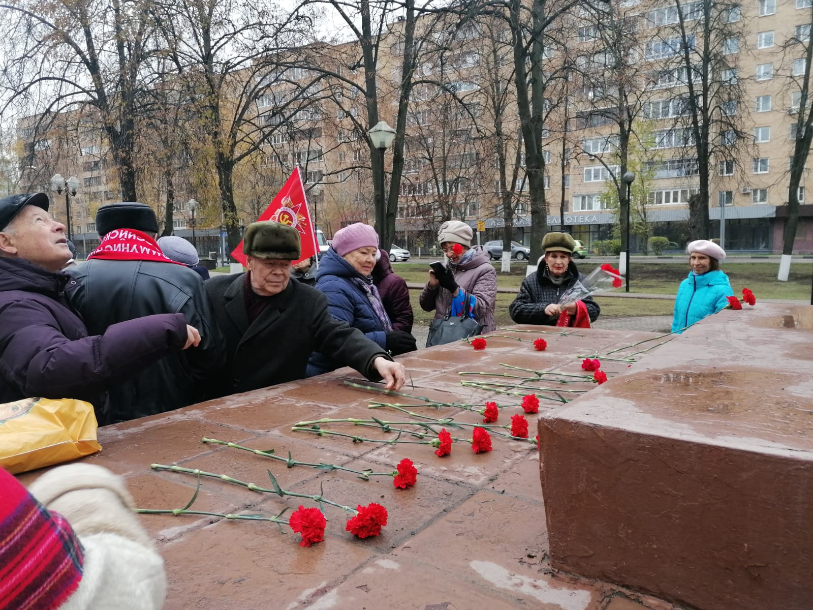 Коммунисты Балашихи отметили 105-ю годовщину Великого Октября