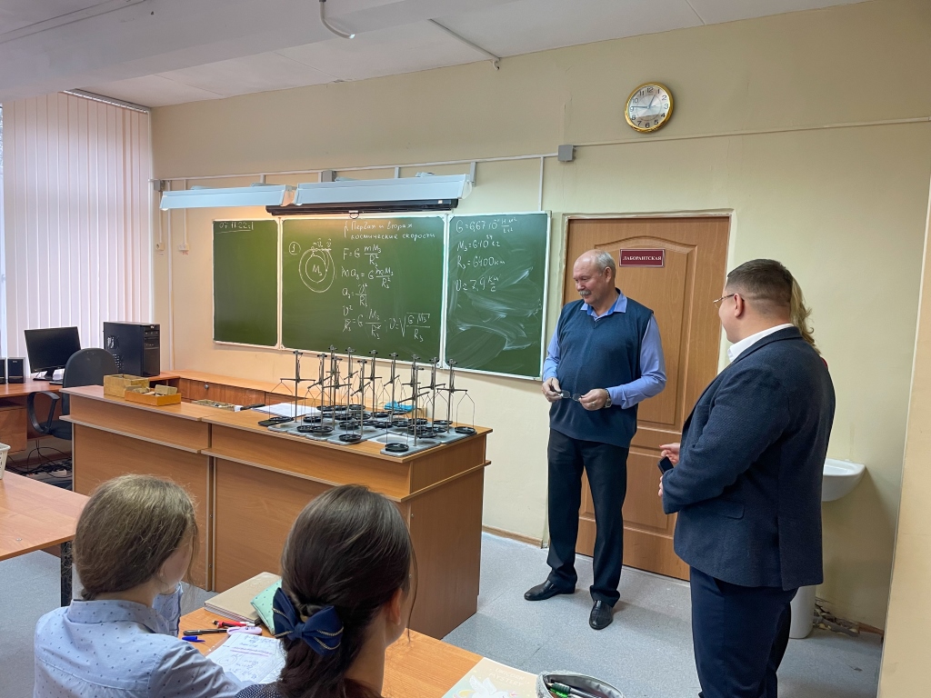 Депутат Мособлдумы Марк Черемисов с рабочим визитом посетил ЦО №12 имени Героя Советского Союза И.А.Маликова