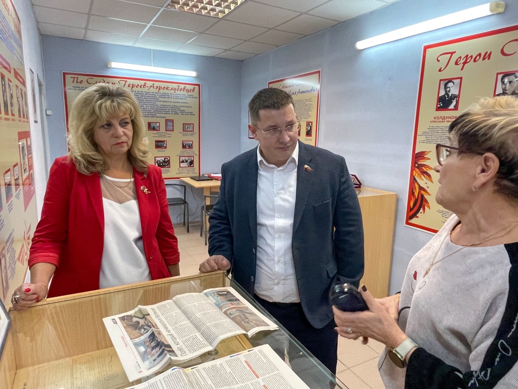 Депутат Мособлдумы Марк Черемисов с рабочим визитом посетил ЦО №12 имени Героя Советского Союза И.А.Маликова