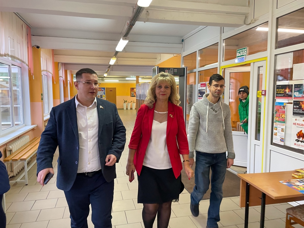 Депутат Мособлдумы Марк Черемисов с рабочим визитом посетил ЦО №12 имени Героя Советского Союза И.А.Маликова