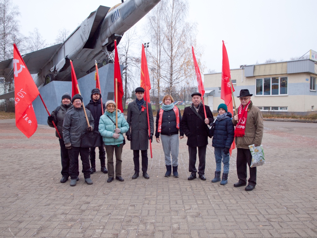 Под красными знамёнами