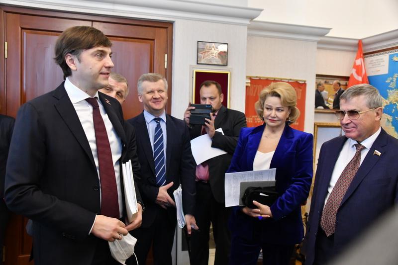 Депутаты фракции КПРФ в Госдуме провели встречу с министром просвещения РФ С.С. Кравцовым