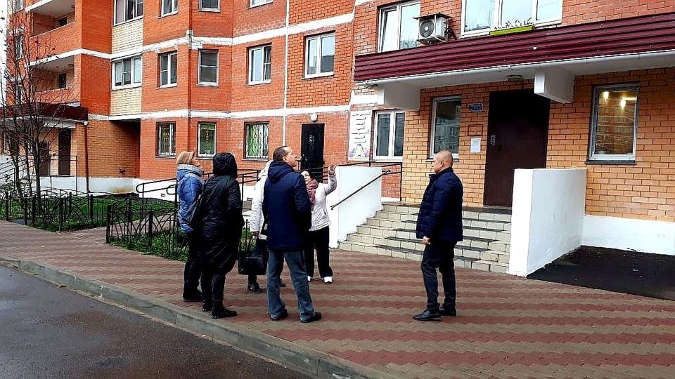 Депутаты КПРФ Фрязино, проводят инспекцию придомовой территории