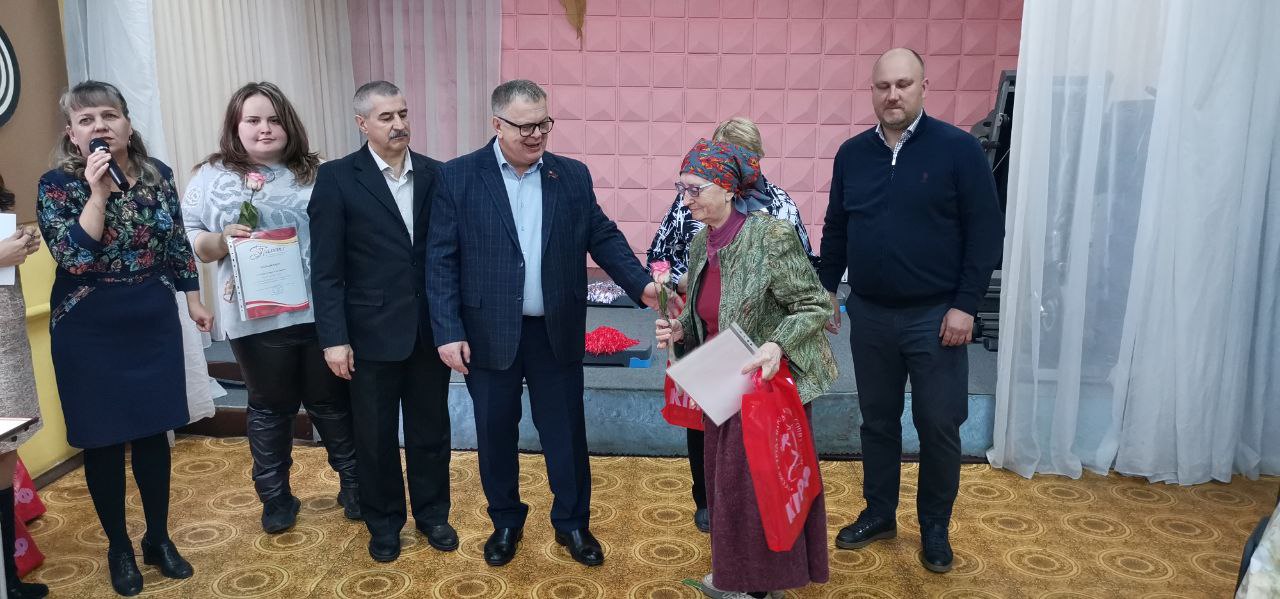 Руководитель фракции КПРФ в Мособлдуме Александр Наумов поздравил с праздником Коломенское городское отделение Всероссийского общества слепых