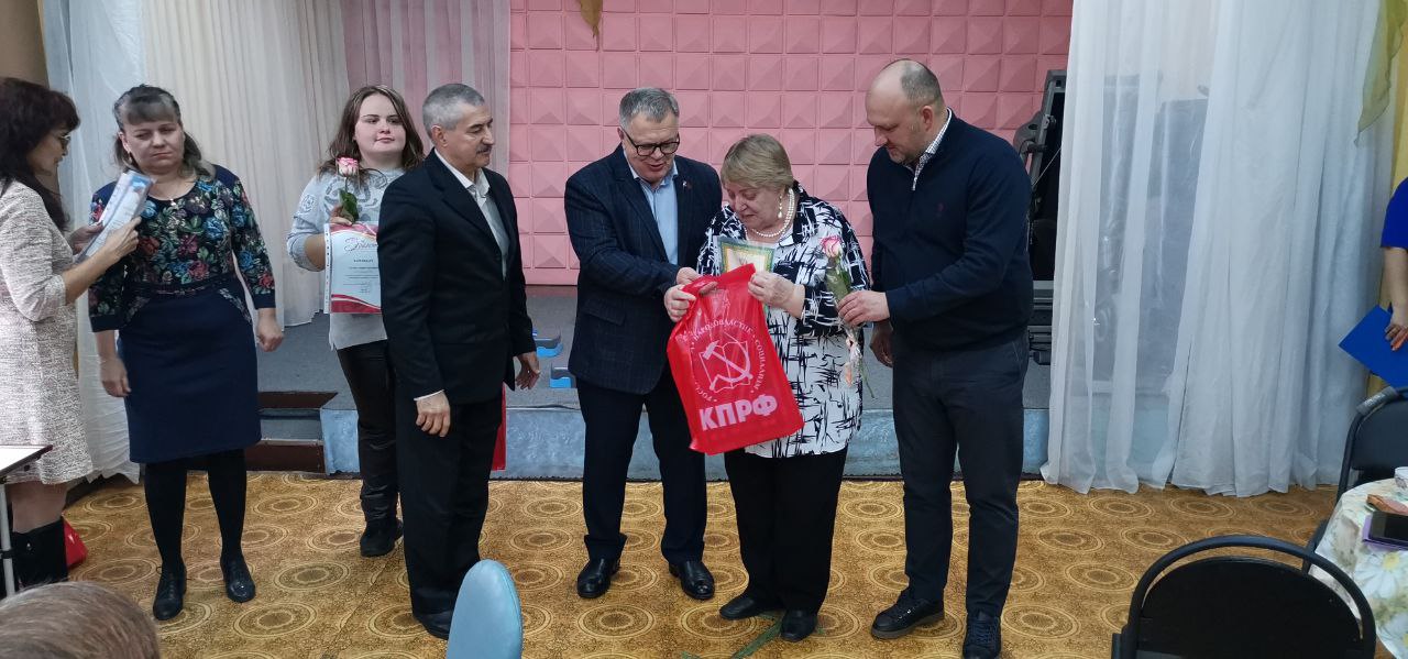 Руководитель фракции КПРФ в Мособлдуме Александр Наумов поздравил с праздником Коломенское городское отделение Всероссийского общества слепых