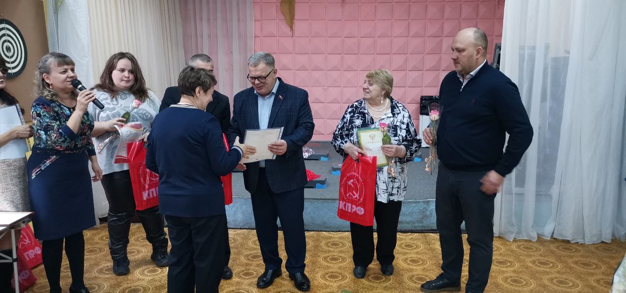 Руководитель фракции КПРФ в Мособлдуме Александр Наумов поздравил с праздником Коломенское городское отделение Всероссийского общества слепых