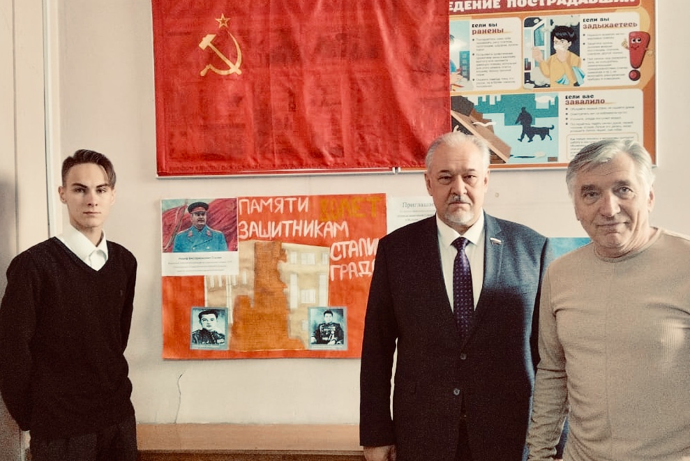 Под красным знаменем Победы