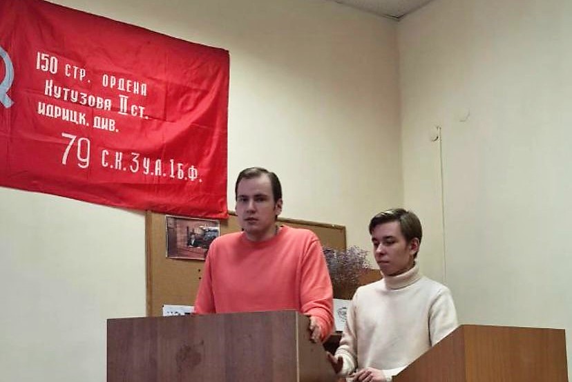 Под красным знаменем Победы