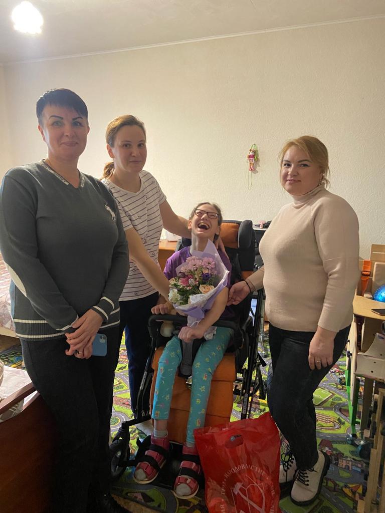 Первый секретарь Королёвского ГК КПРФ, депутат Совета депутатов - Светлана Петрова навестила детей с ОВЗ