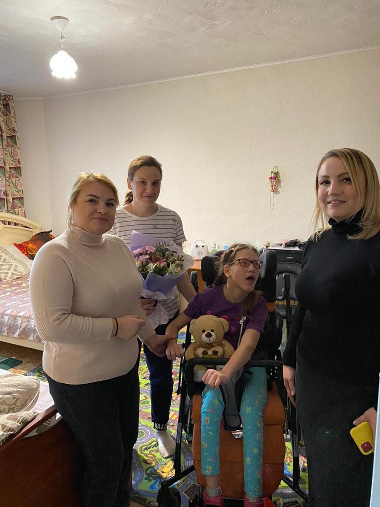 Первый секретарь Королёвского ГК КПРФ, депутат Совета депутатов - Светлана Петрова навестила детей с ОВЗ