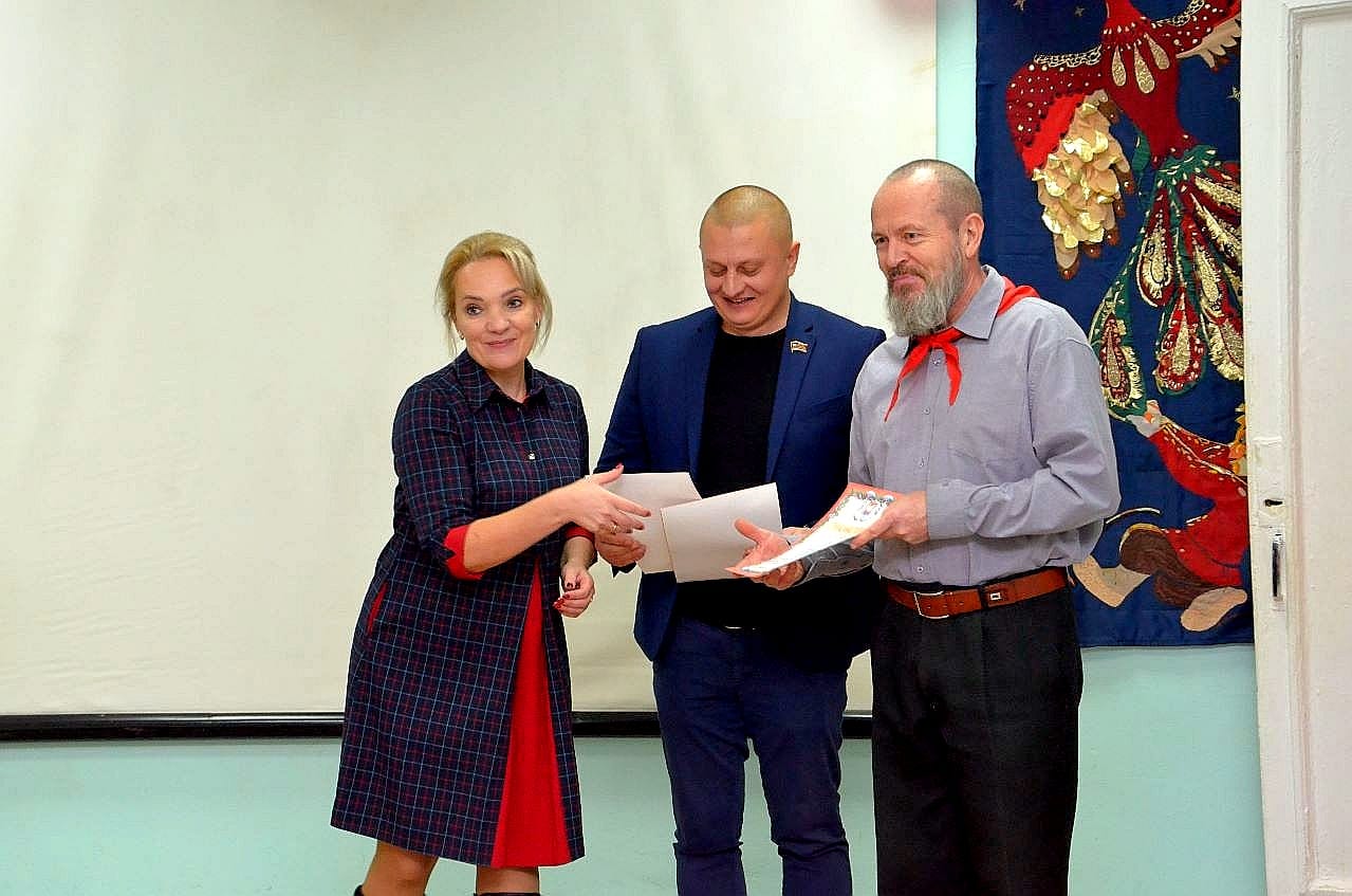 Депутаты КПРФ наукограда Фрязино, поздравили с юбилеем Центр детского творчества Фрязино