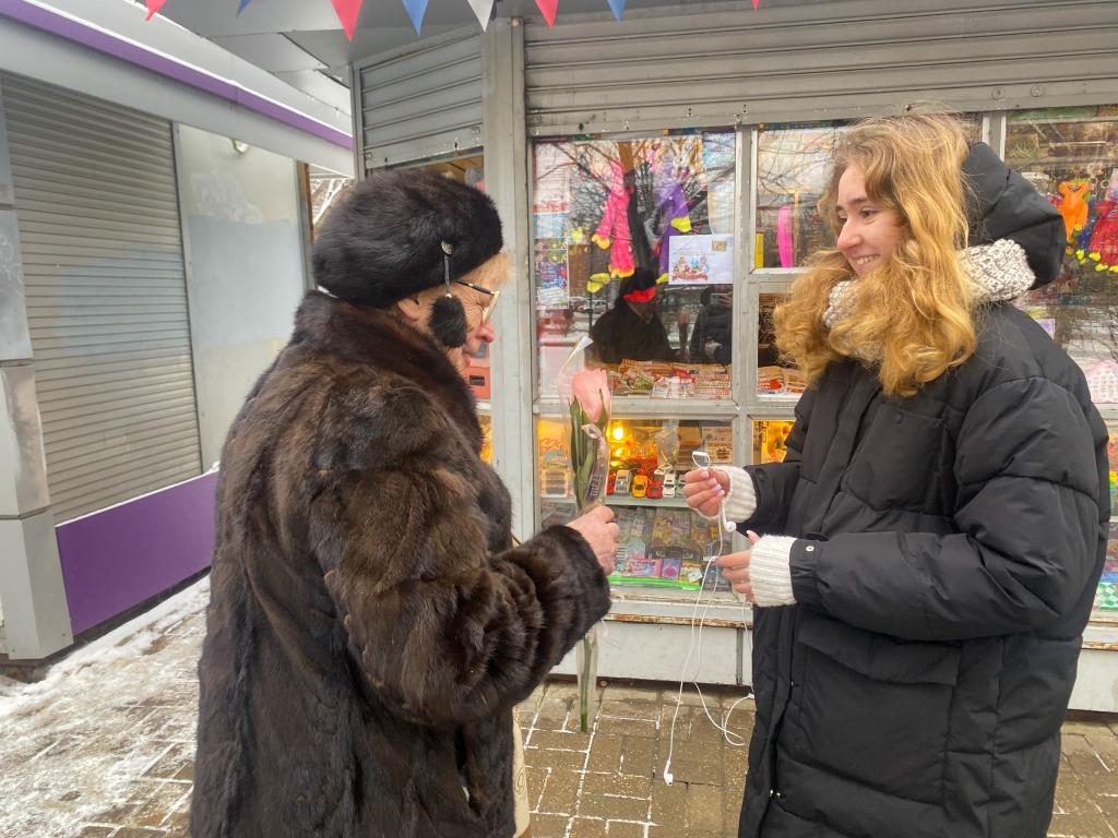 При поддержке депутата Мособлдумы Марка Черемисова комсомольцы поздравили мам Балашихи
