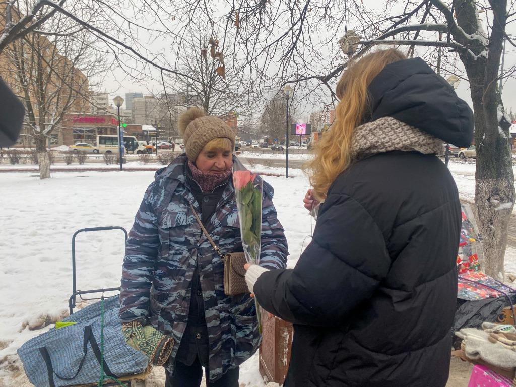 При поддержке депутата Мособлдумы Марка Черемисова комсомольцы поздравили мам Балашихи
