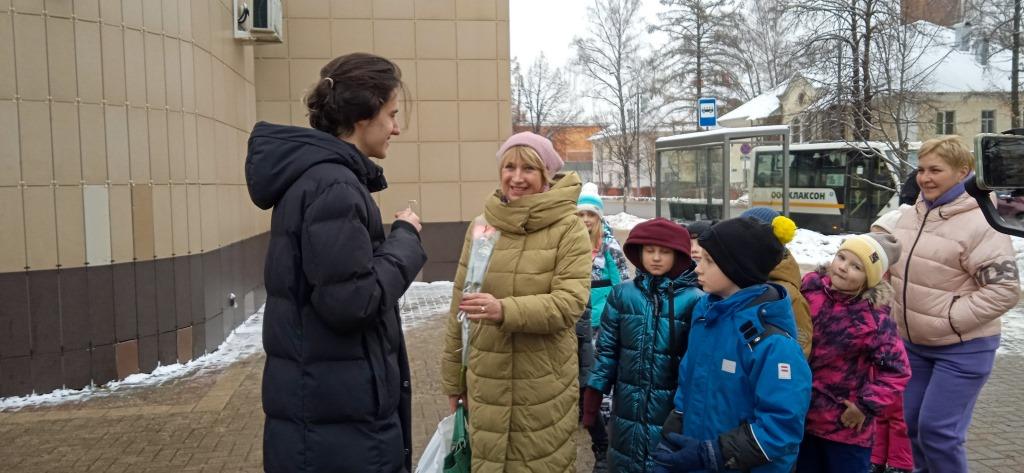 При поддержке депутата Мособлдумы Марка Черемисова комсомольцы поздравили мам Балашихи