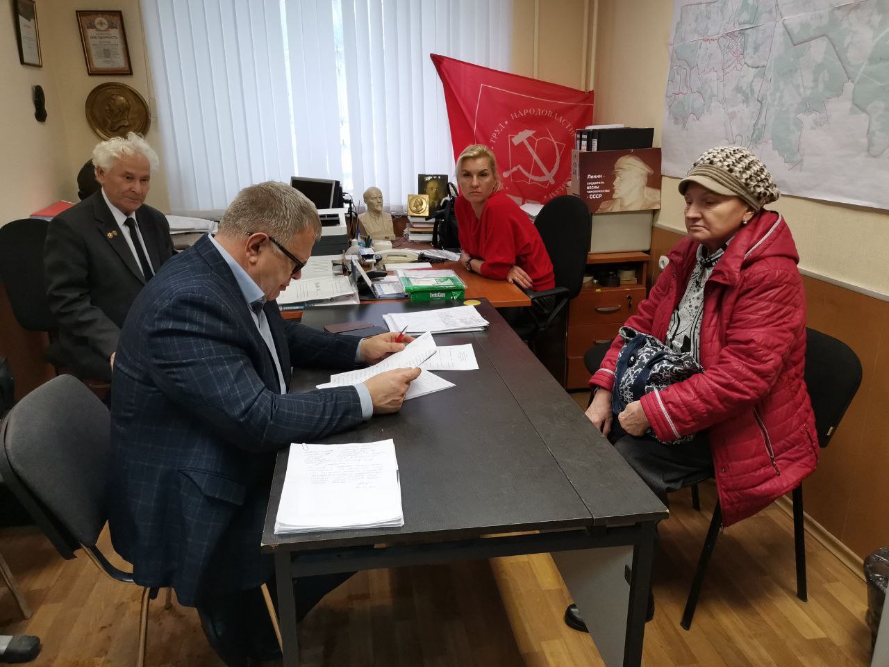 Руководитель фракции КПРФ в Мособлдуме Александр Наумов провёл приём граждан в Ленинском городском округе