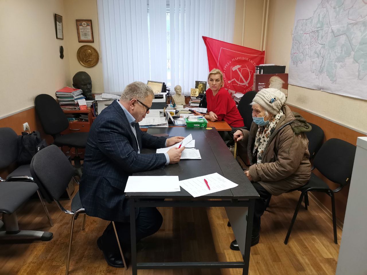 Руководитель фракции КПРФ в Мособлдуме Александр Наумов провёл приём граждан в Ленинском городском округе
