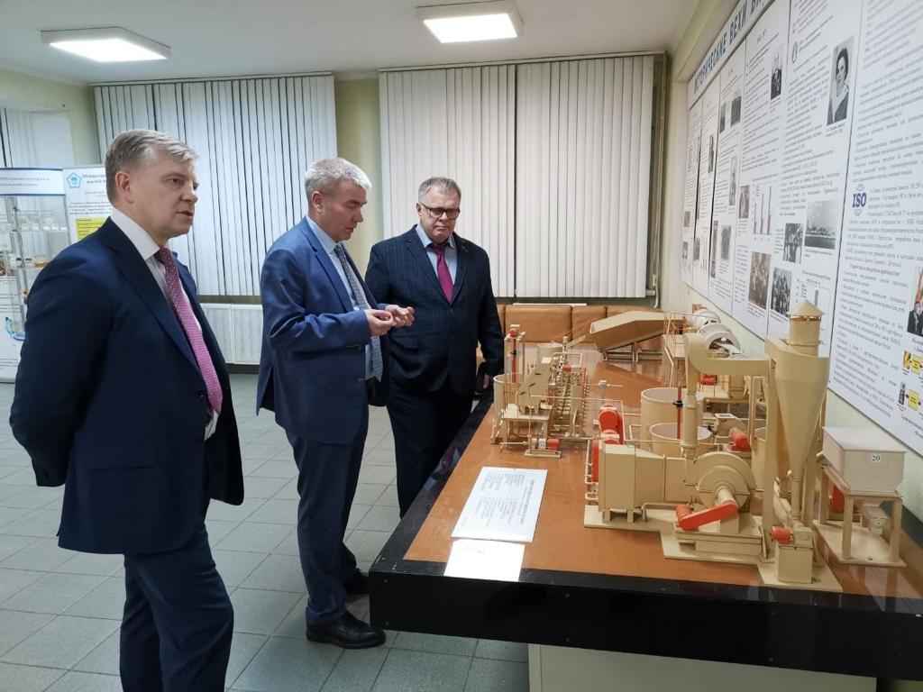 Руководитель фракции КПРФ в Мособлдуме Александр Наумов посетил с рабочим визитом ФГБНУ «ФИЦ картофеля им. А.Г. Лорха» и филиал ФИЦ картофеля НИИ крахмалопродуктов в Красково