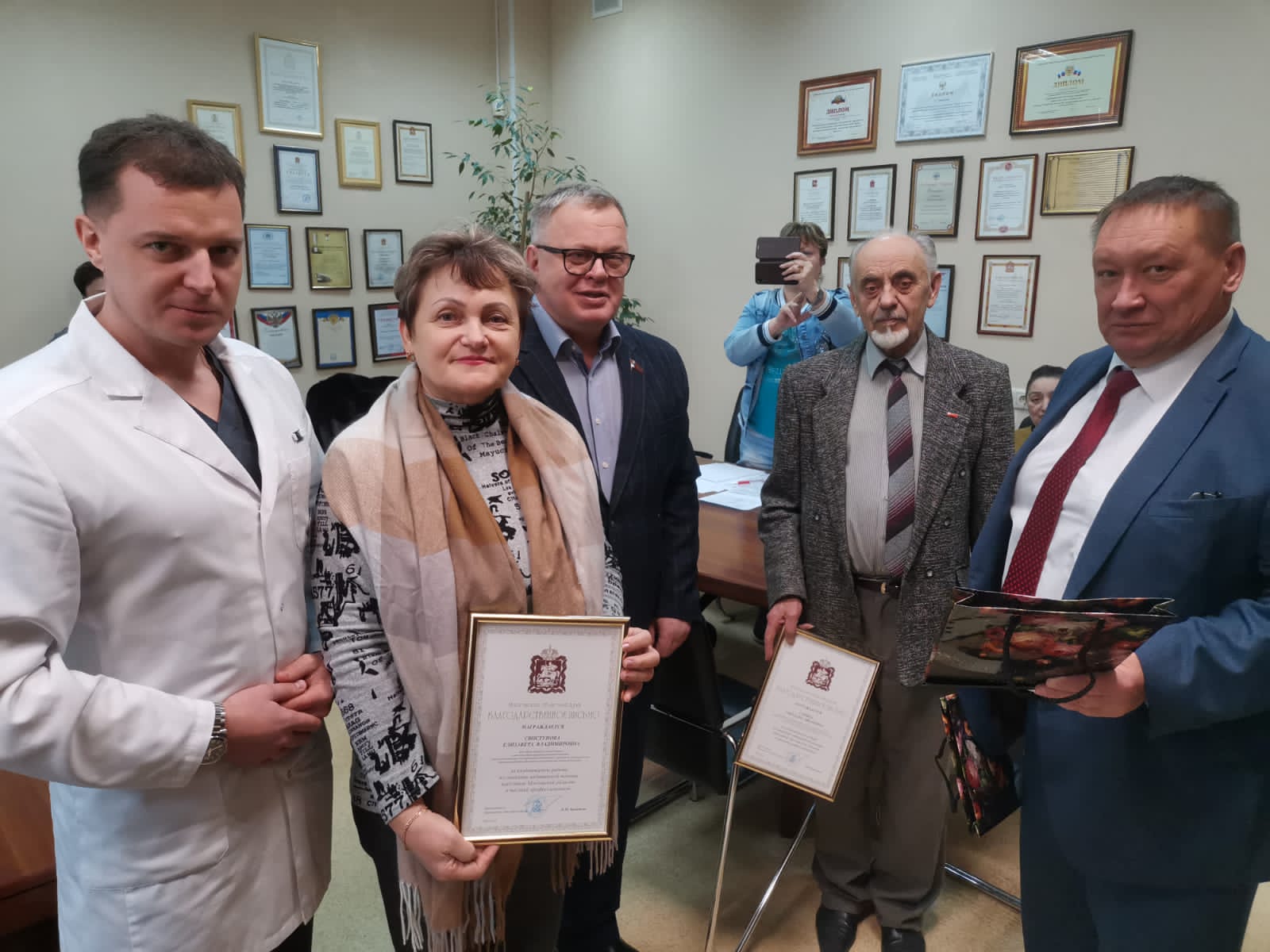 Руководитель фракции КПРФ в Мособлдуме Александр Наумов вручил награды медработникам и волонтёрам в Домодедове