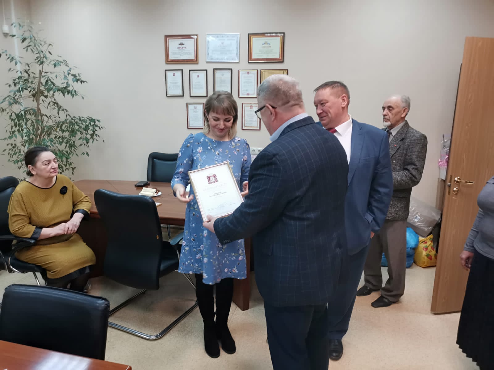 Руководитель фракции КПРФ в Мособлдуме Александр Наумов вручил награды медработникам и волонтёрам в Домодедове
