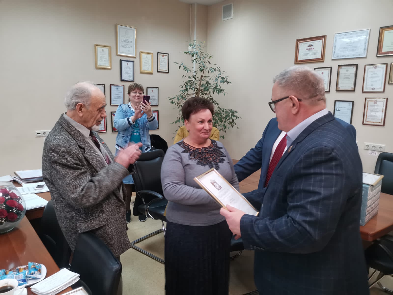 Руководитель фракции КПРФ в Мособлдуме Александр Наумов вручил награды медработникам и волонтёрам в Домодедове