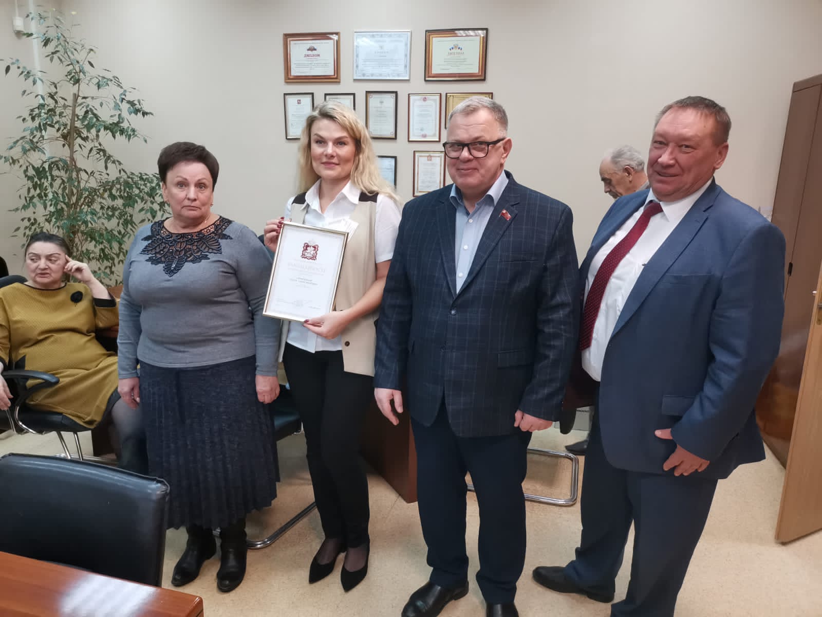 Руководитель фракции КПРФ в Мособлдуме Александр Наумов вручил награды медработникам и волонтёрам в Домодедове