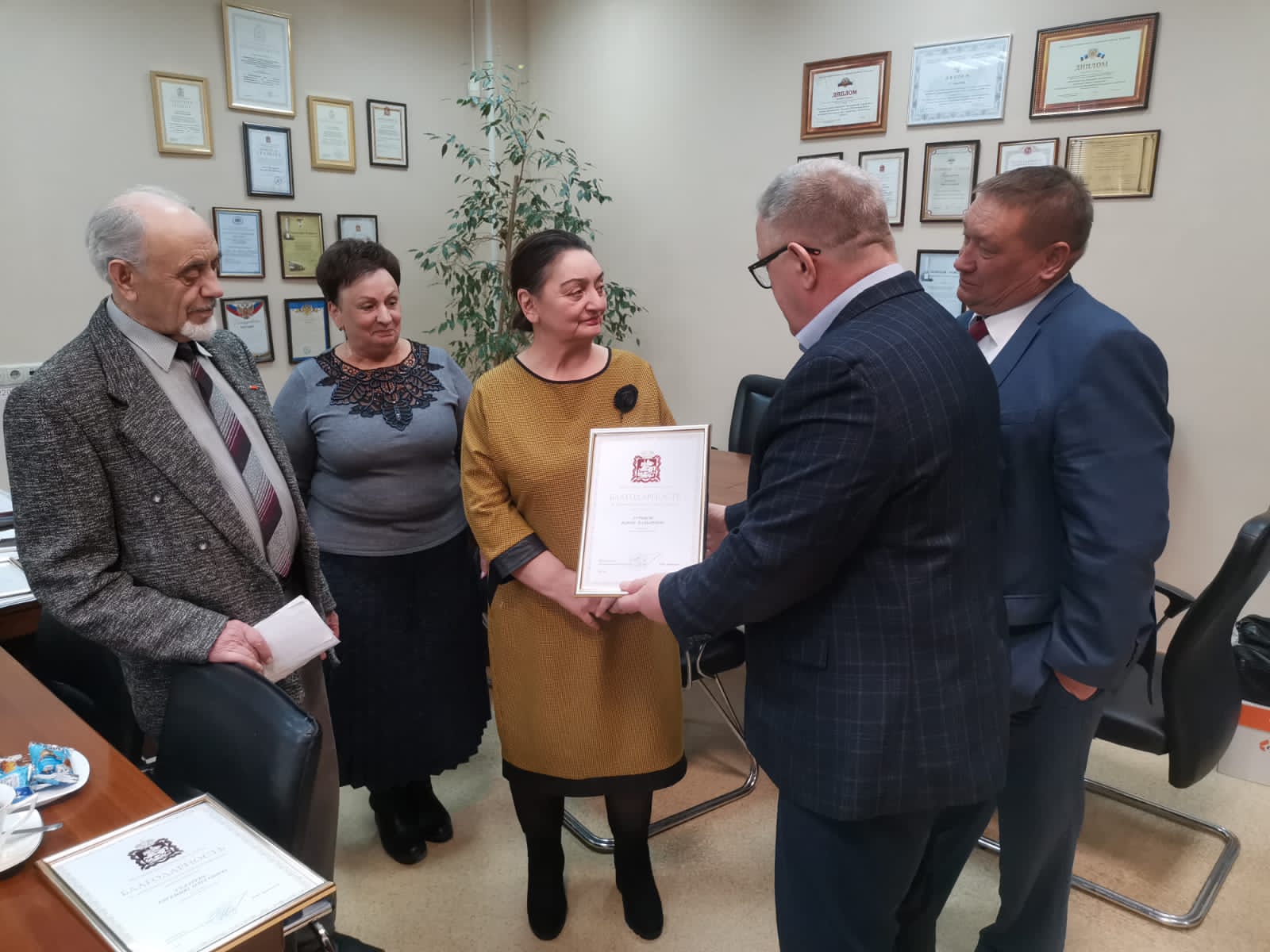 Руководитель фракции КПРФ в Мособлдуме Александр Наумов вручил награды медработникам и волонтёрам в Домодедове