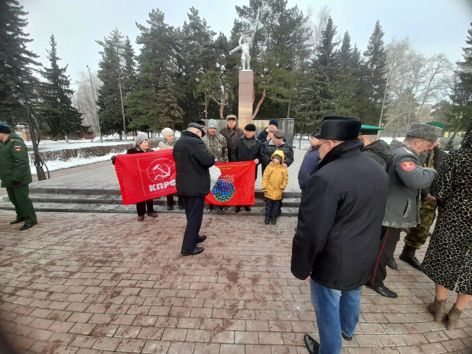 Накануне Дня Неизвестного солдата, в Озёрах почтили память павших воинов