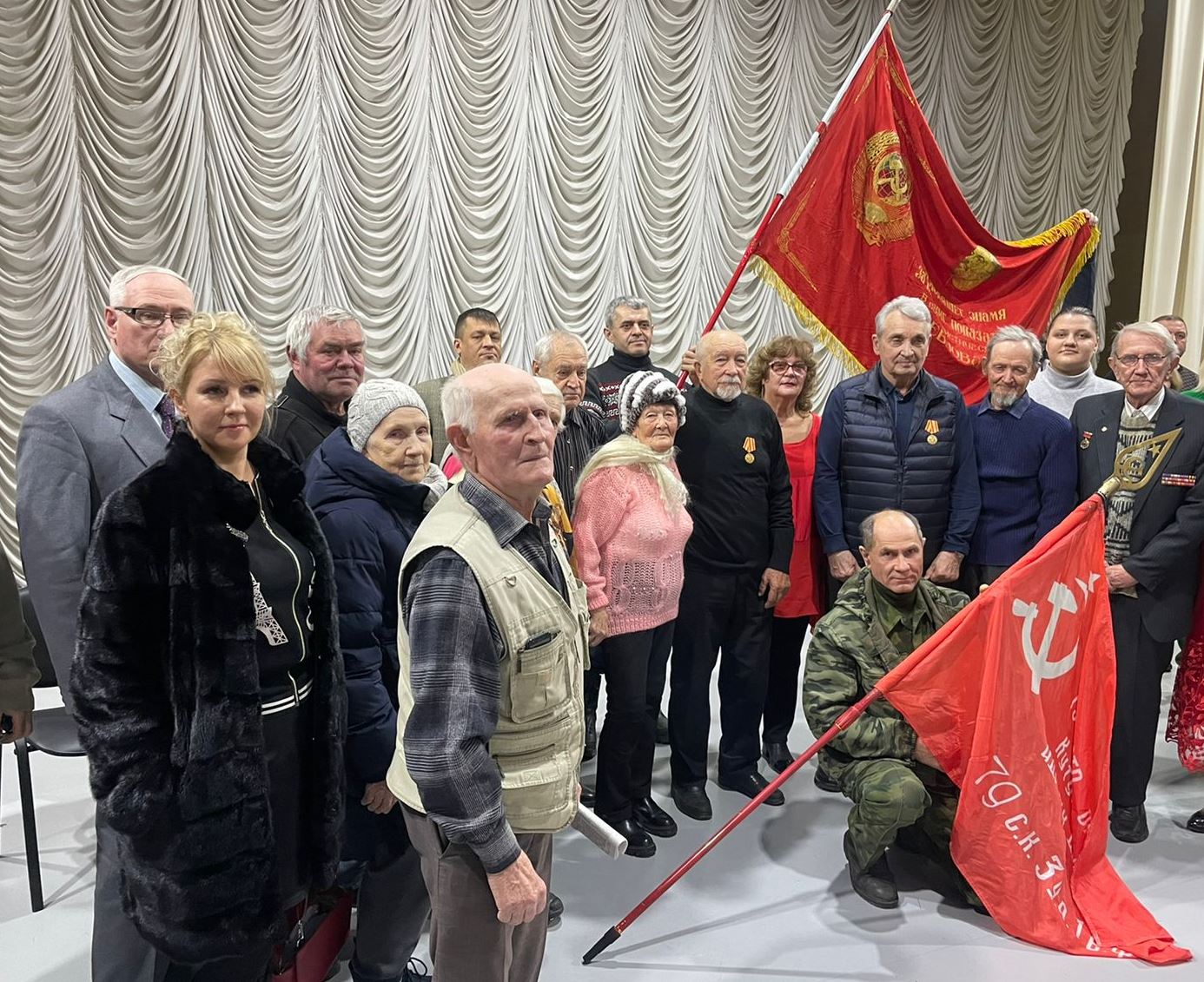 Под алыми знаменами Союза Советских Социалистических Республик!