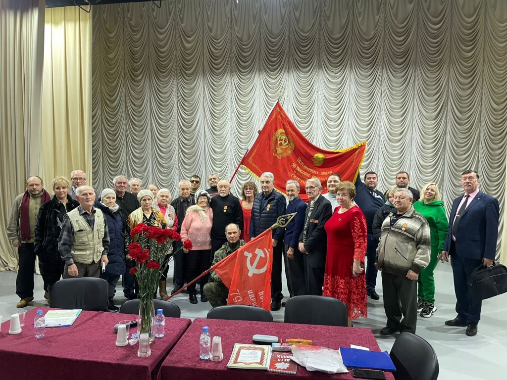 Под алыми знаменами Союза Советских Социалистических Республик!