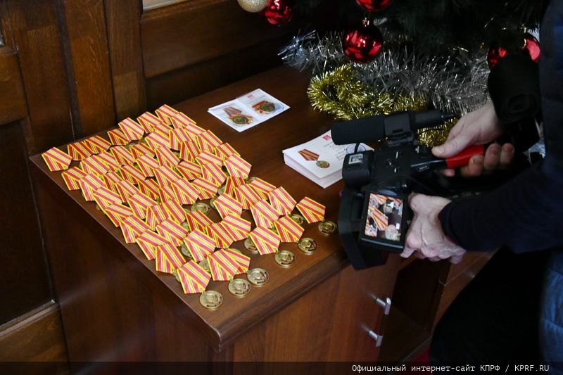 В Государственной Думе Председатель ЦК КПРФ вручил памятные медали «В ознаменование 100-летия образования СССР»