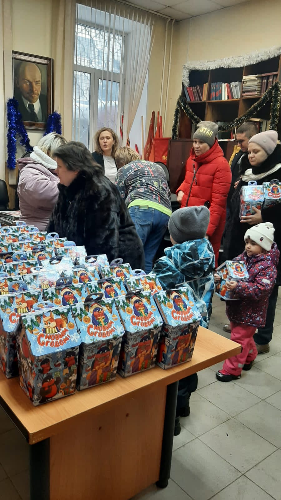 Коммунисты Подольска поздравили детей с наступающим Новым годом