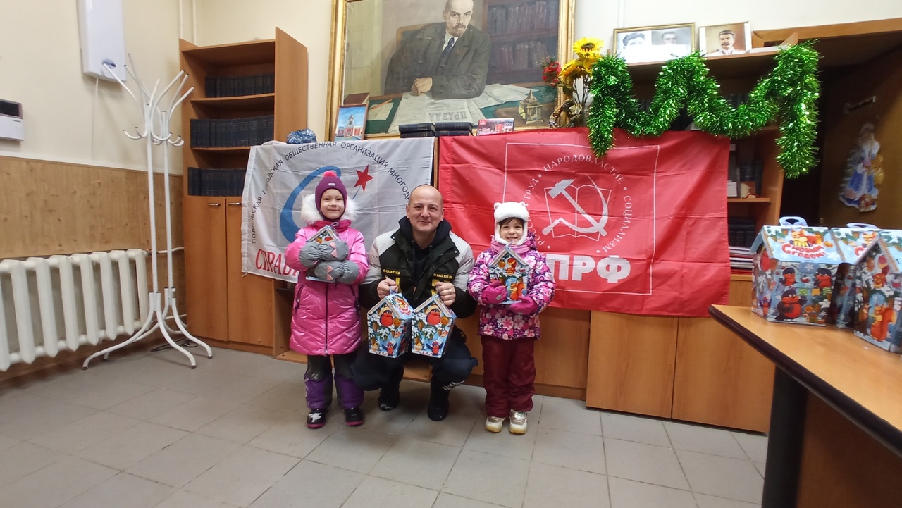 Коммунисты Подольска поздравили детей с наступающим Новым годом