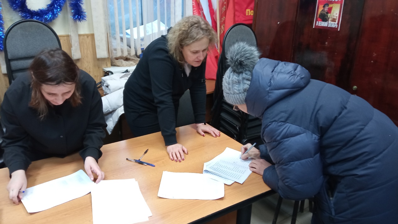Коммунисты Подольска поздравили детей с наступающим Новым годом