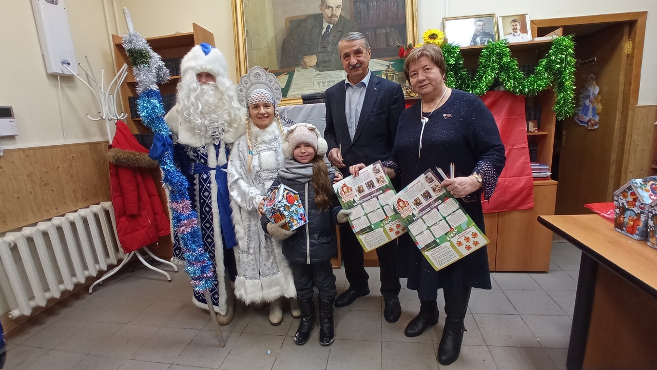 Коммунисты Подольска поздравили детей с наступающим Новым годом